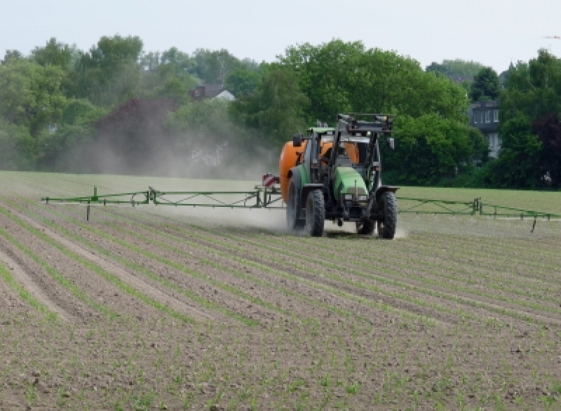Pestizid Pestizide Acker Spritzmittel Traktor Gift