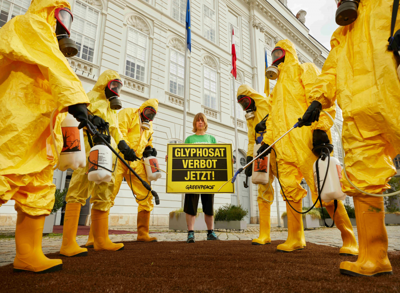 Greenpeace-Aktivisten demonstrieren vor der Wiener Hofburg für ein Glyphosat-Verbot © Greenpeace/Astrid Schwab 
