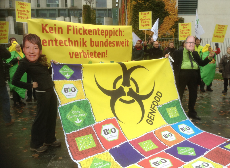 Protestaktion gegen Gentechnikgesetz vor dem Kanzleramt Foto: Moewius