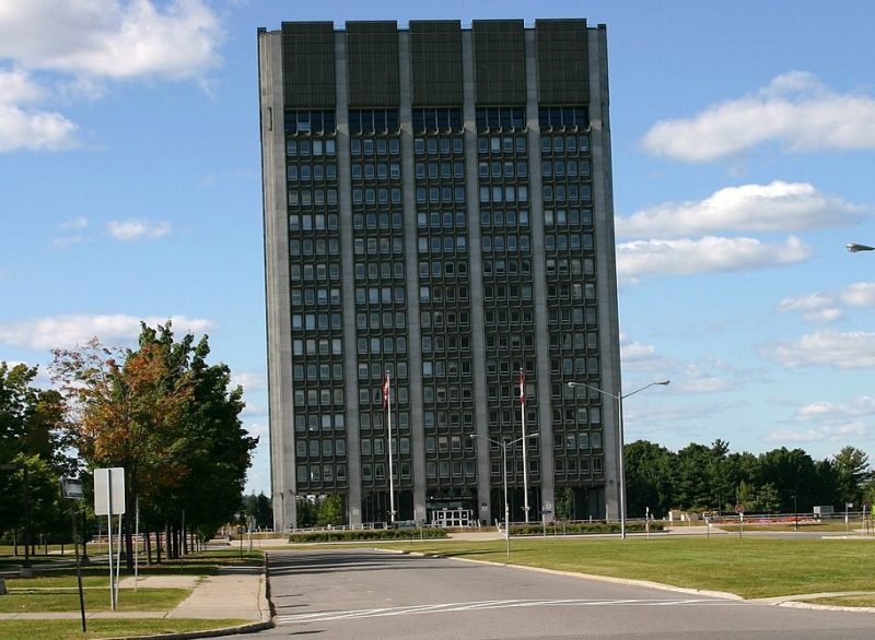 Das Hauptgebäude von Health Canada in Ottawa By User:Demetri1968, CC BY-SA 3.0, https://commons.wikimedia.org/w/index.php?curid=61673227