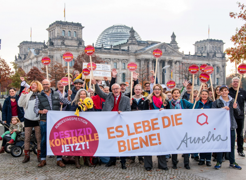 Thomas Radetzki (Mitte) mit Unterstützern seiner Petition vor dem Bundestag. Foto: Amrhein