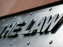 Schild am Eingang eines Gerichts in Newcastle (Foto: smlp.co.uk, https://bit.ly/3TJJODo, creativecommons.org/licenses/by/2.0)