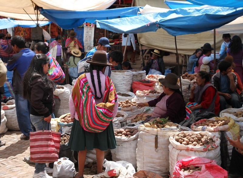 Sunday Market in Pisac, Peru. Foto: Travel Aficionado https://bit.ly/3kbuKg1 https://creativecommons.org/licenses/by-nc/2.0/