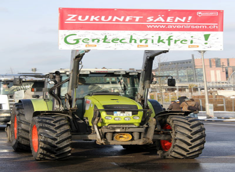 Landwirt auf der Demo in Berlin mit Trecker