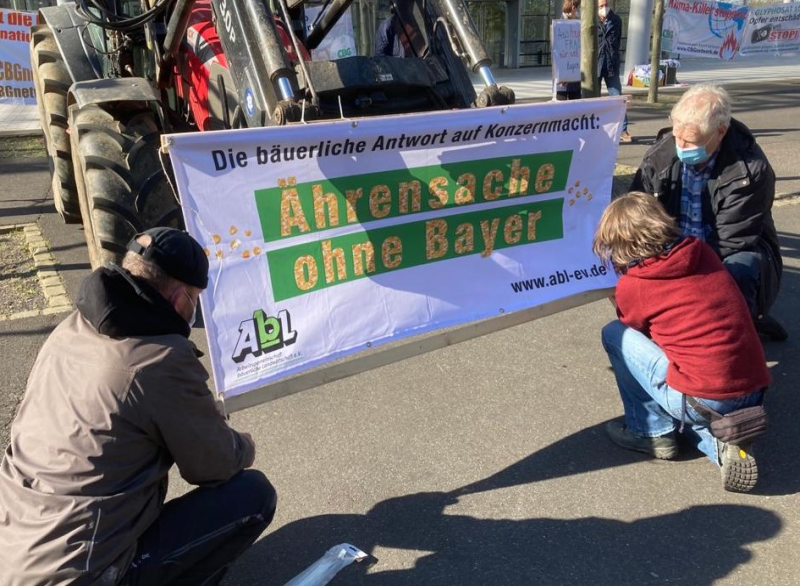 Die AbL protestiert vor dem Bayerkonzern in Leverkusen. Foto: AbL