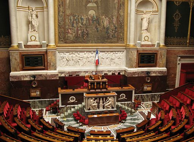 Französische Nationalversammlung, Foto: Coucouoeuf [CC BY-SA 3.0 (https://creativecommons.org/licenses/by-sa/3.0)], https://commons.wikimedia.org/wiki/File:Hemicycle_assemblee_nationale.JPG