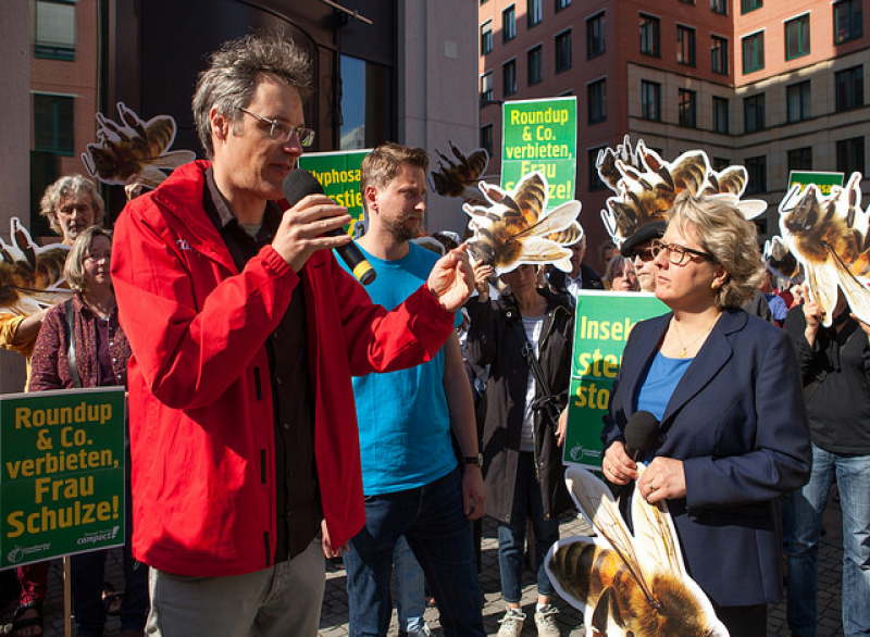 Campact übergibt Bundesumweltministerin Svenja Schulze (re.) 450.000 Unterschriften gegen Glyphosat. Foto: Jakob Huber/Campact (https://bit.ly/2k4ovMU; https://creativecommons.org/licenses/by-nc/2.0/) 