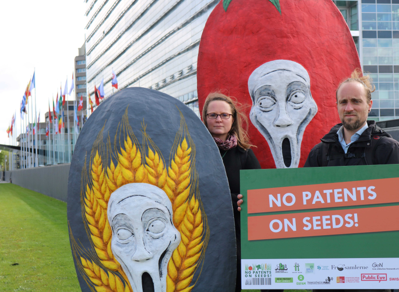 Vertreter:innen des Bündnisses "Keine Patente auf Saatgut!" vor dem Europäischen Patentamt in Den Haag: Johanna Eckhart und Nout van der Vaart  Foto: No Patents on Seeds